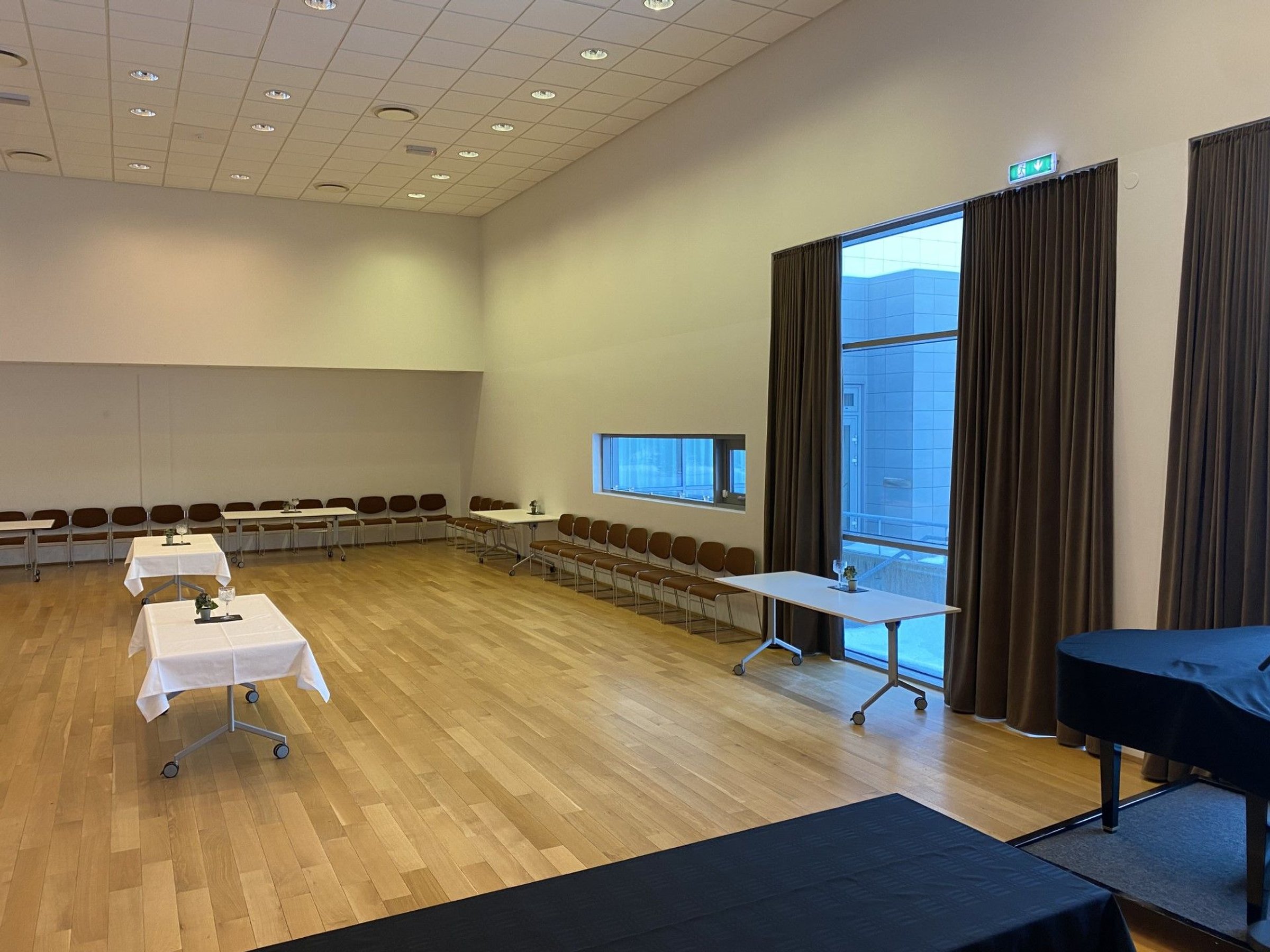 Safnaðarsalur Lindakirkju - Image 3