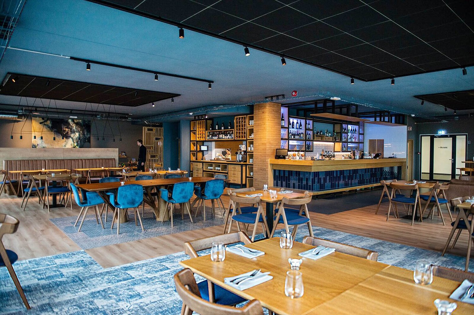 27 Mathús og bar