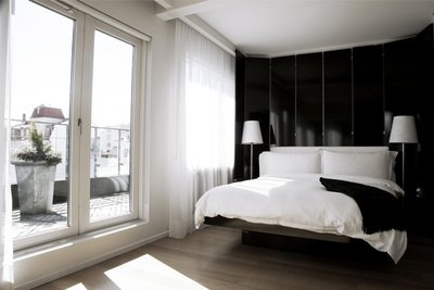 101 Red Room - Image 2